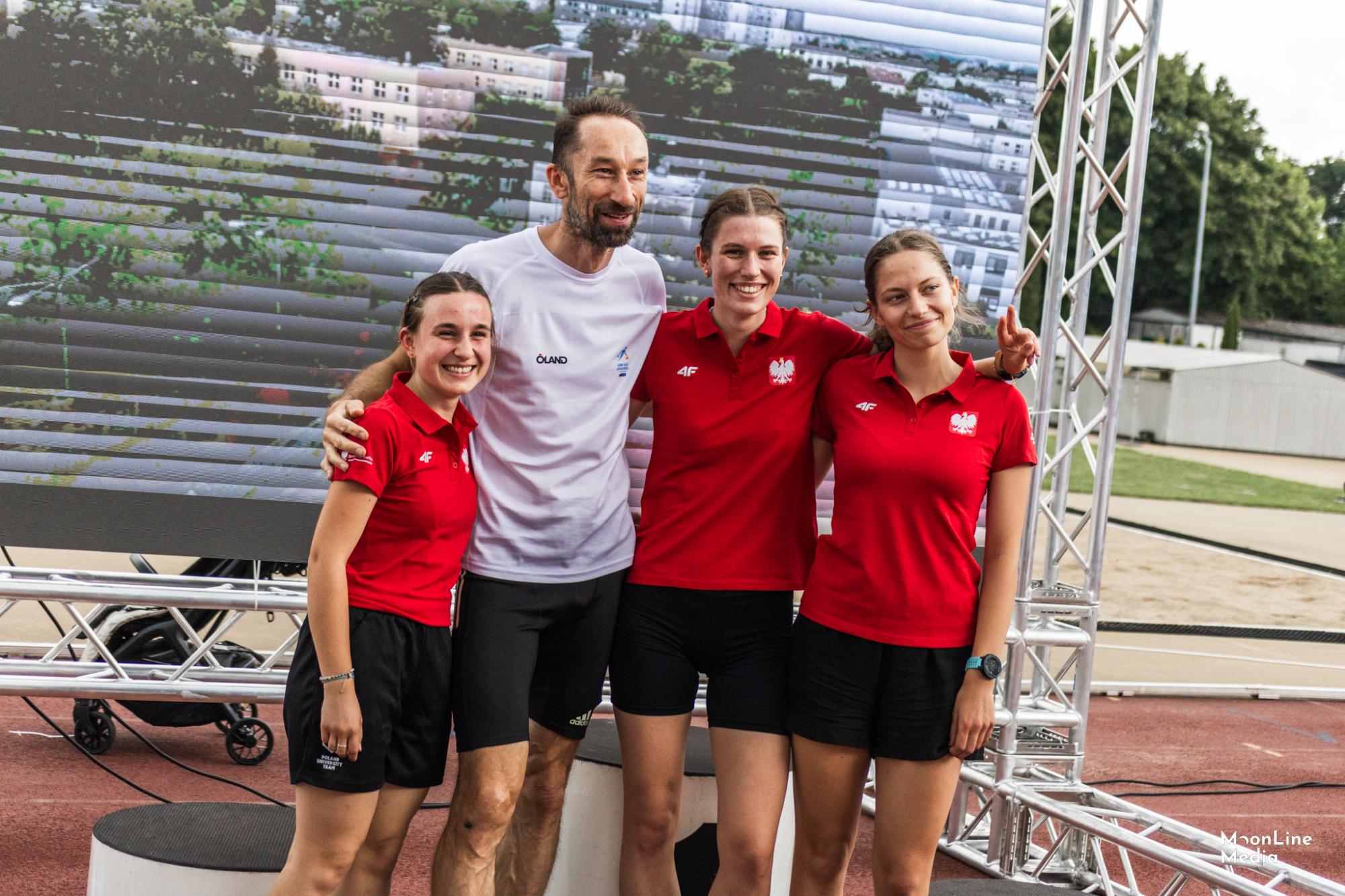 Marta Wojczyk (UMED), trener Piotr Paszyński (UKS Orientuś), Zuzanna Gielec, Julia Gielec, po sprincie - fot Jakub Kijak