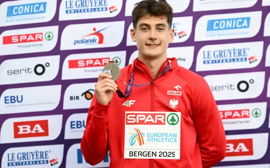 Maksymilian Szwed ze srebrnym medalem