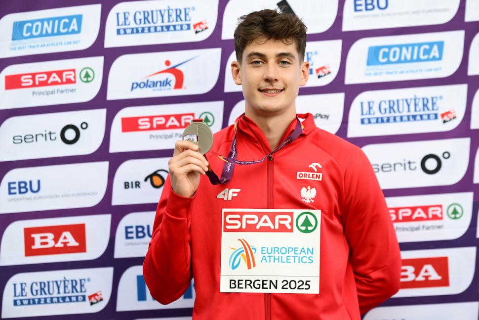 Maksymilian Szwed ze srebrnym medalem